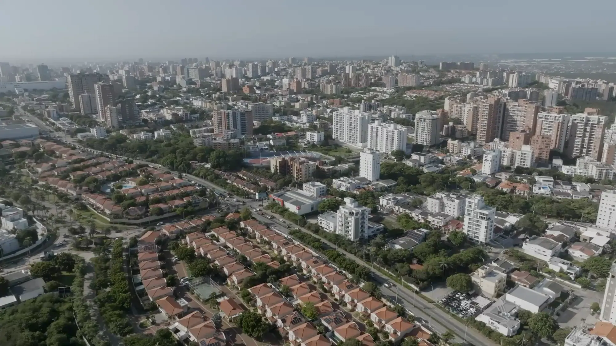 Aerial view of Barranquilla and the building that houses Allied's site, from the institutional video.
